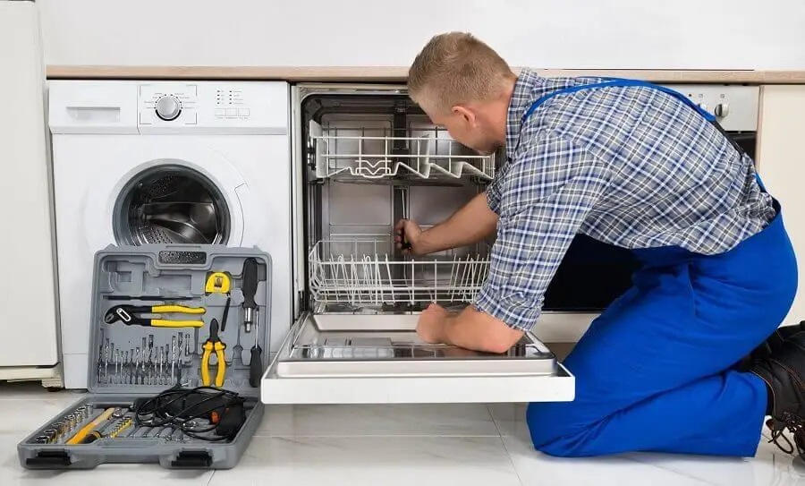 Bayındır Smeg servisi teknisyen ekibi beyaz eşya tamiri yaparken